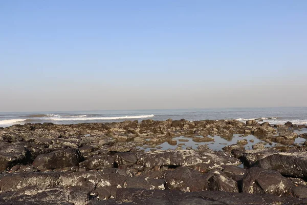 Güney Mumbai Deki Worli Deniz Manzaralı Plaj Izleyicilere Püskürten Dalgalarla — Stok fotoğraf