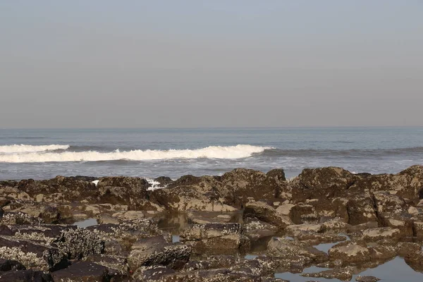 Морской Пляж Worli Южном Мумбаи Славится Волнами Которые Выбрасывают Воду — стоковое фото