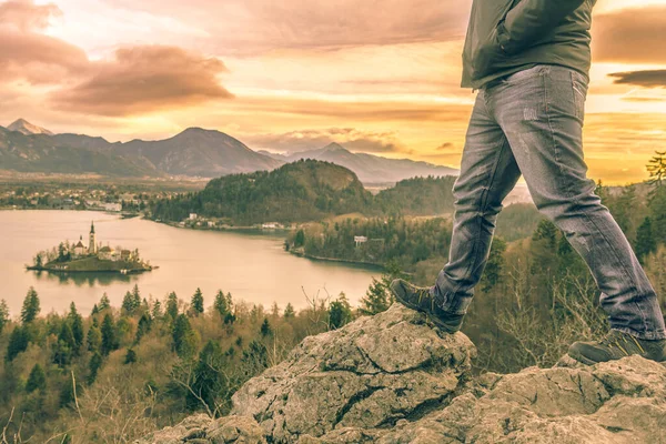 Άνδρας Εξοπλισμένος Παπούτσια Πεζοπορίας Σκαρφάλωσε Βράχους Πάνω Από Λίμνη Bled — Φωτογραφία Αρχείου