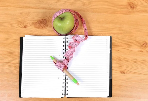 Notizbuch Mit Apfel Und Maßband Stift Herum Öffnen — Stockfoto