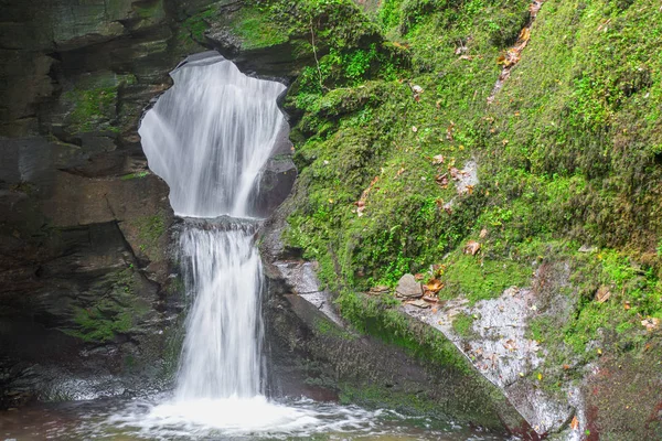 Bella Cascata Sullo Sfondo Della Natura — Foto Stock