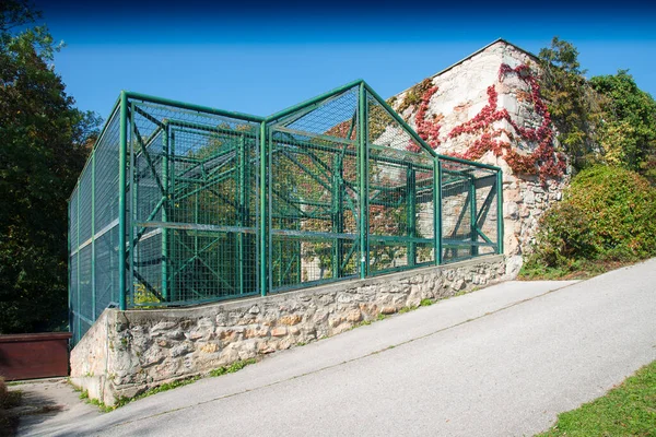 Εγκαταλελειμμένο Κλουβί Αρκούδας Στο Πάρκο Wiener Neustadt Στην Κάτω Αυστρία — Φωτογραφία Αρχείου