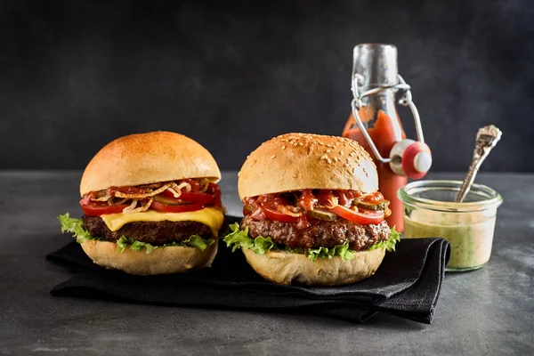 Sýrový Burger Obyčejné Housce Vedle Omáčky Hovězí Placku Sezamové Rolce — Stock fotografie