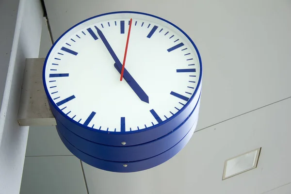 Relógio Azul Branco Uma Plataforma Estiria — Fotografia de Stock