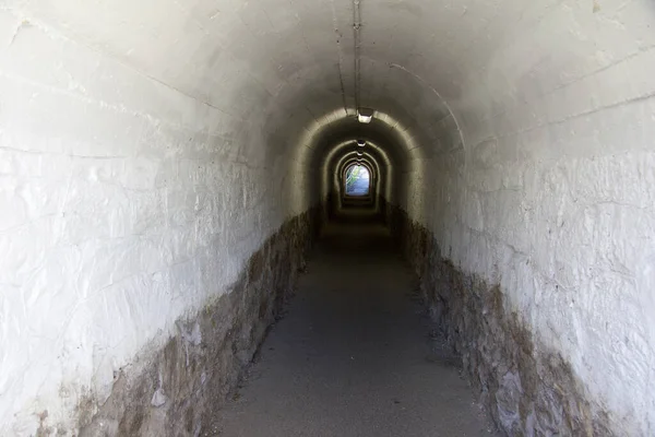Tunnel Stretto Con Pareti Bianche Come Sottopassaggio Una Stazione Ferroviaria — Foto Stock