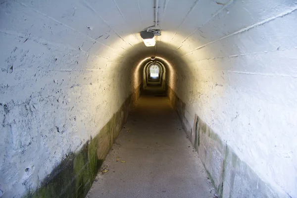 Schmaler Tunnel Mit Weißen Wänden Als Unterführung Bei Einem Bahnhof — Stockfoto