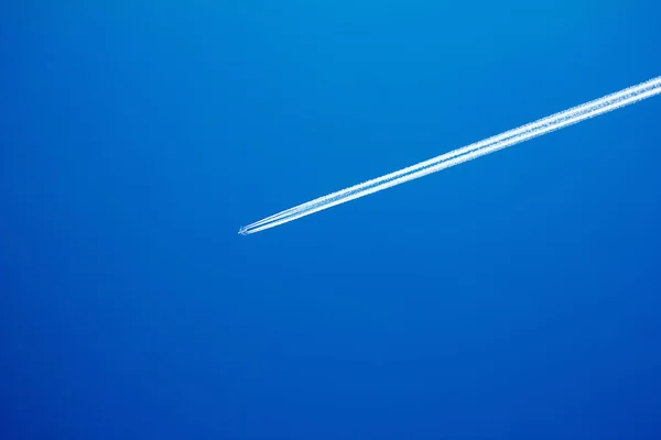 Letadlo Dvěma Tryskovými Kondenzátory Extrémní Modré Obloze Styrii — Stock fotografie
