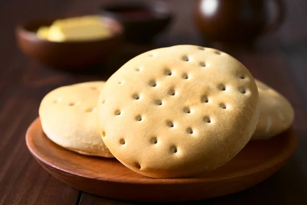 传统的智利哈卢拉面包卷在木制盘子 果酱和杯子的背面 用自然光拍摄 选择性聚焦 从面包卷中央聚焦 — 图库照片