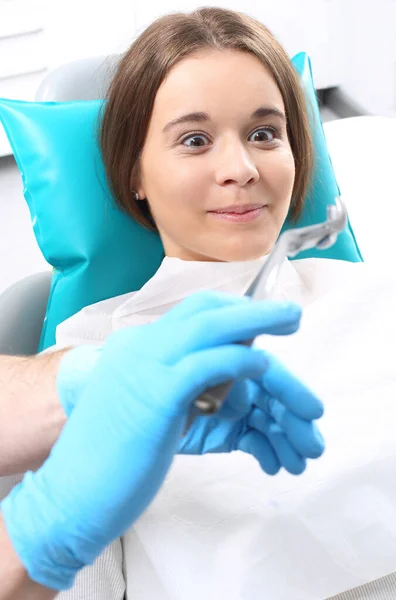 Kobieta Krześle Dentystycznym Podczas Zabiegu Stomatologicznego Narzędzia Dentystyczne Chirurgia Szczękowa — Zdjęcie stockowe