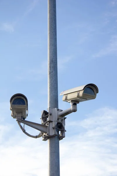 Zwei Überwachungskameras Freien — Stockfoto