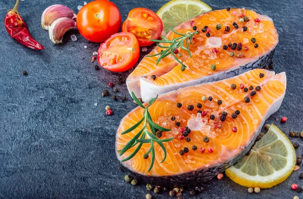 Delicioso Filete Salmón Rico Aceite Omega Con Hierbas Aromáticas Especias — Foto de Stock