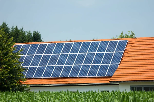 Sistema Fotovoltaico Telhado Edifício Residencial Estilo — Fotografia de Stock