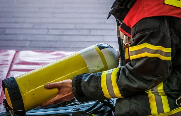 Feuerwehrmann Einsatz Mit Sauerstoffflasche — Stock fotografie