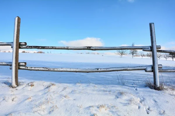 Vista Através Uma Cerca Madeira Campo Inverno Com Neve Céu — Fotografia de Stock