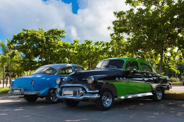 Dois Americanos Parque Estacionamento Vintage Sob Árvores Varadero Cuba Reportagem — Fotografia de Stock