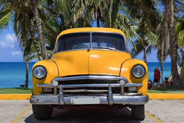 Auto Classica Gialla Americana Parcheggiata Sotto Palme Sulla Spiaggia Varadero — Foto Stock