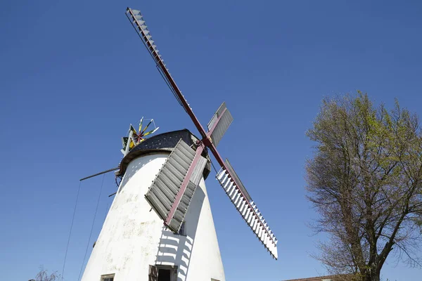 Naturskön Utsikt Över Landskapet Med Väderkvarnsbyggnad — Stockfoto