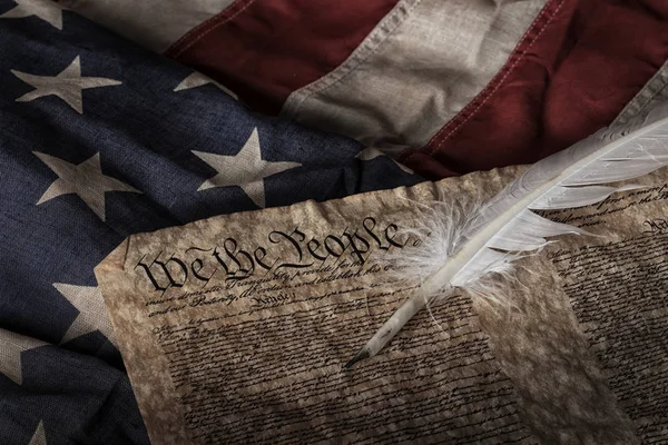 美国宪法和一支破旧的美国国旗上的毛笔 — 图库照片