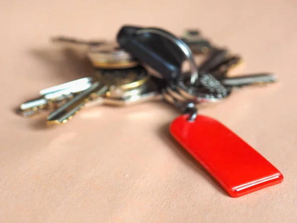 Chaveiro Vermelho Uma Mesa Com Espaço Cópia Foco Seletivo — Fotografia de Stock