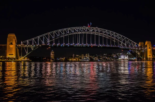 夜の港の橋は — ストック写真