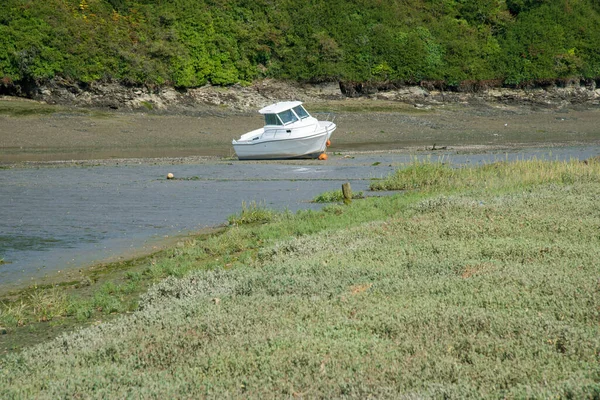 Vergnügungsboot Liegt Bei Ebbe Schlamm Einem Zweig Der Kamelmündung Der — Stockfoto