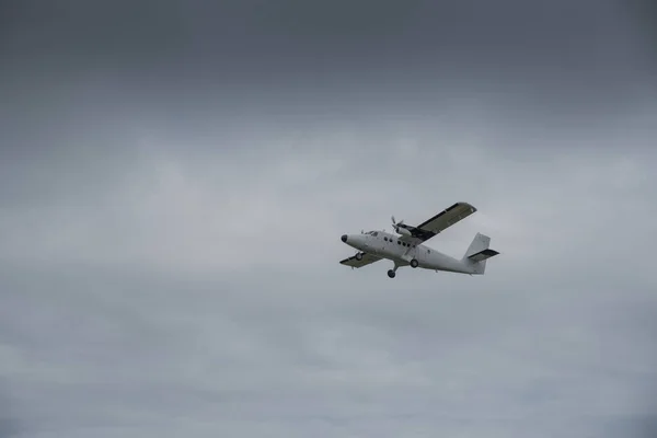 Vertrekkend Vliegtuig Vanaf Luchthaven Mary Scilly Eilanden — Stockfoto