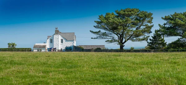 Landschaftliches Bauernhaus Mit Zwei Bäumen Einer Ländlichen Gegend Der Nähe — Stockfoto