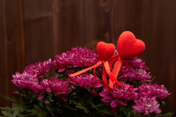 Μπουκέτο Φρέσκα Βιολετί Λουλούδια Χρυσάνθεμο Και Κόκκινες Καρδιές Ξύλινο Φόντο — Φωτογραφία Αρχείου