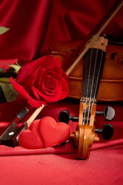 Violino Violino Corações Vermelhos Rosa Vermelha Deitada Sobre Tecido Cetim — Fotografia de Stock