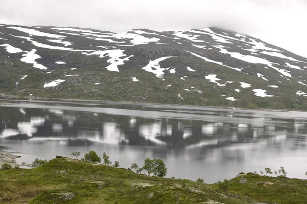 ノルウェーのE134でローラルとビンジンの間のHaukelifjell高地で雨 — ストック写真