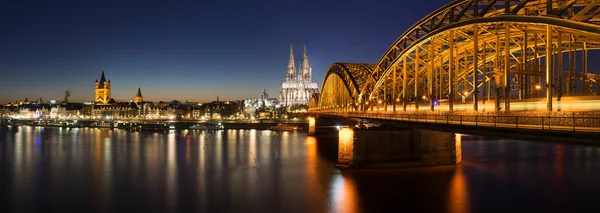 科隆大教堂 莱茵河和霍亨佐伦桥的天际线 — 图库照片