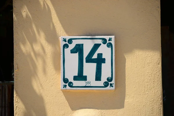 Fasady Domów Znaki Uliczne Mail Płytki Hiszpanie Numer Domu — Zdjęcie stockowe