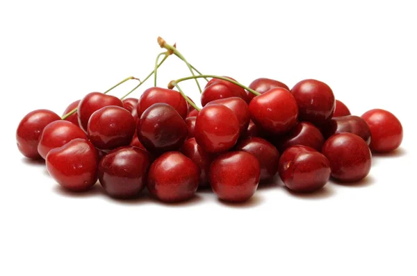 Cherry Merah Segar Pada Latar Belakang Putih — Stok Foto