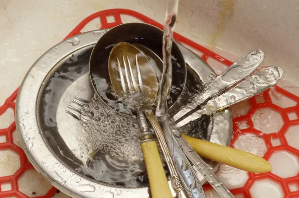싱크대의 더러운 접시들 — 스톡 사진