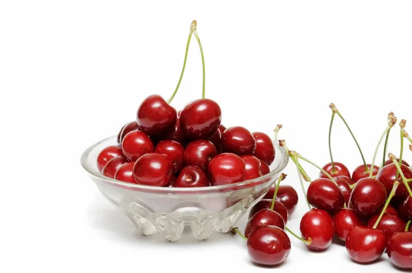 Cherry Merah Segar Dalam Vas Dan Longgar Pada Latar Belakang — Stok Foto