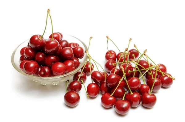 Cherry Merah Segar Dalam Vas Dan Longgar Pada Latar Belakang — Stok Foto