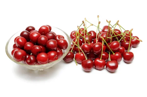 Cherry Merah Segar Dalam Vas Dan Longgar Pada Latar Belakang — Stok Foto