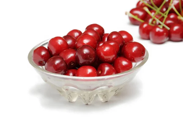 Cherry Merah Segar Dalam Vas Pada Latar Belakang Putih — Stok Foto