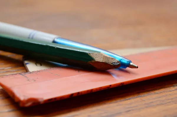 Ołówek Długopis Linijki Biurze Zbliżenie — Zdjęcie stockowe