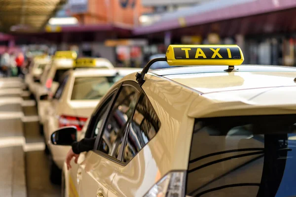 Taxiwagen Auf Der Straße — Stockfoto