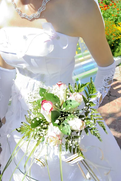 Bellissimo Bouquet Sposa Bianco Nelle Mani Della Sposa — Foto Stock