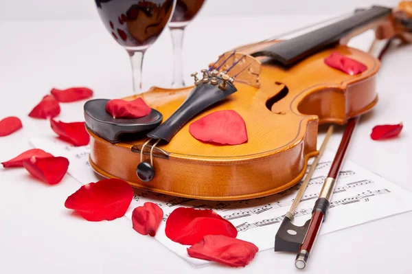 Violon Notes Deux Verres Vin Rouge Pétales Rose Rouge Sur — Photo