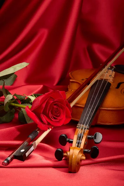 Violon Violon Rose Rouge Couchés Sur Tissu Satiné Rouge Parfait — Photo