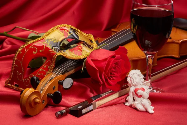 Violino Violino Máscara Teatral Copo Vinho Rosa Vermelha Deitado Tecido — Fotografia de Stock