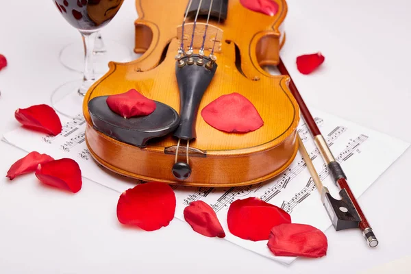 Violino Violino Note Due Calici Vino Rosso Petali Rosa Rossa — Foto Stock