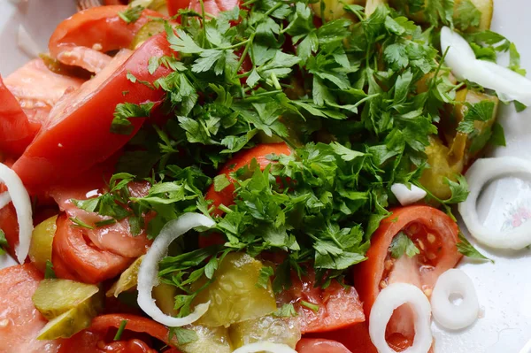 Házi Készítésű Saláta Friss Konzerv Zöldségekkel Tálcán — Stock Fotó