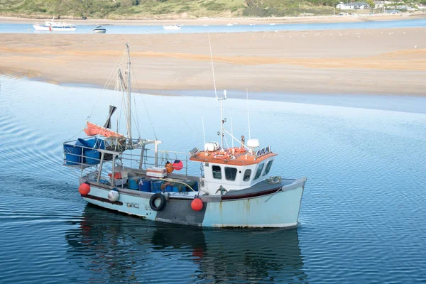 Barca Pesca Arriva Nel Porto Padstow All Estuario Del Cammello — Foto Stock