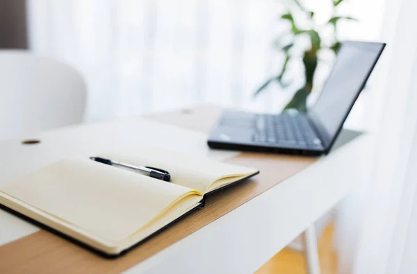 Business Objecten Onderwijs Concept Close Van Notebook Laptop Kantoor Tafel — Stockfoto