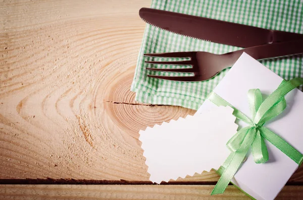 Configuração Mesa Jantar Talheres Com Etiqueta Vazia Presente Guardanapo Linho — Fotografia de Stock