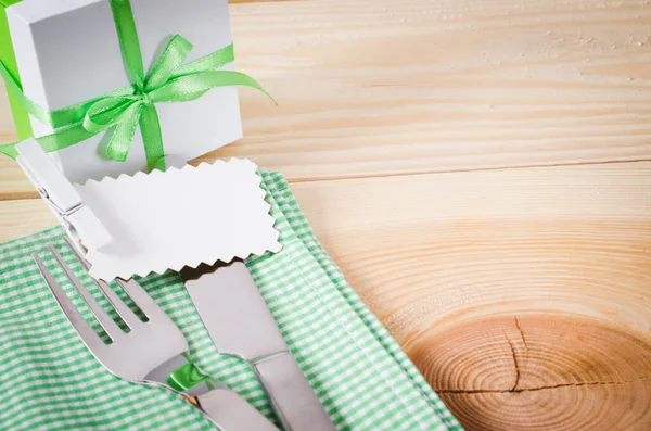 Configuração Mesa Jantar Talheres Com Etiqueta Vazia Presente Guardanapo Linho — Fotografia de Stock